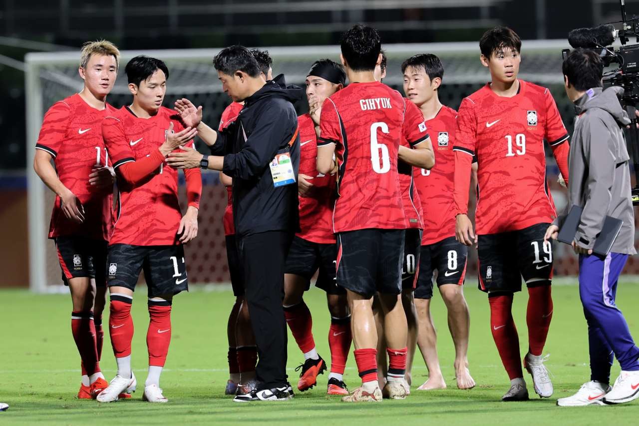 지난 15일 오후 일본 나고야 미즈호 파크 럭비 필드에서 열린 2026 아이치·나고야 아시안게임 남자축구 D조 예선 대한민국과 카타르의 경기에서 4대1로 승리한 이민성 감독과 선수들이 기뻐하고 있다. / 뉴스1뉴