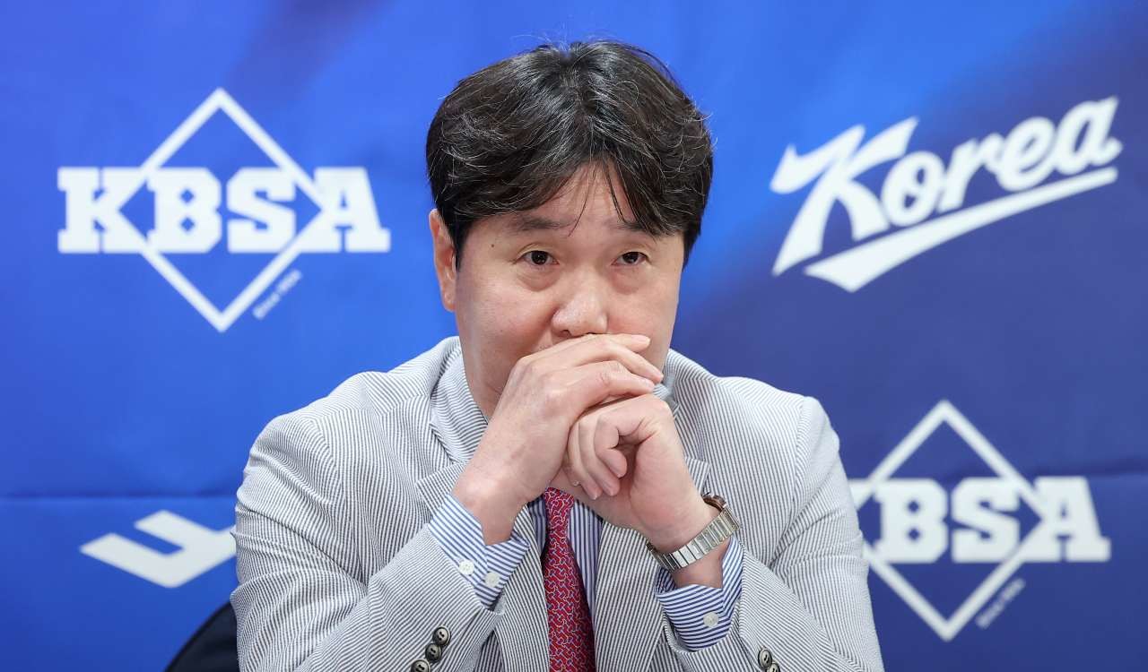 류지현 한국 야구대표팀 감독이 지난 6월 11일 서울 중구 한국프레스센터에서 열린 2026 아이치·나고야 아시안게임 야구 국가대표팀 최종 명단 발표 기자회견에서 취재진의 질문을 들으며 생각에 잠겨 있다. / 뉴스1뉴