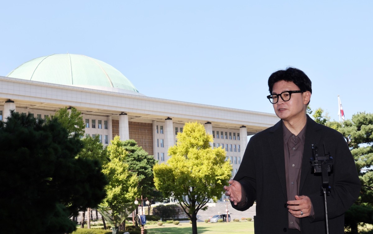 한동훈 무소속 의원이 20일 오후 서울 여의도 국회 의원회관 앞에서 법무부 장관 후보직에서 자진 사퇴한 김승원 더불어민주당 의원 등과 관련한 브리핑을 하고 있다.  / 뉴스1