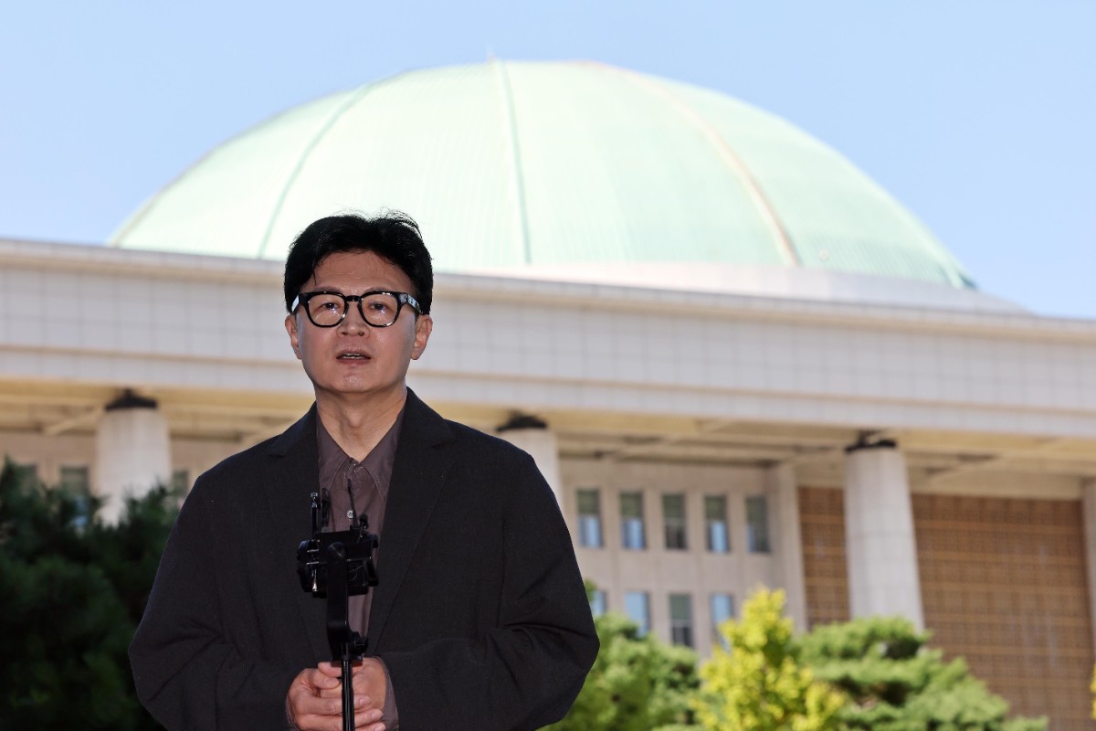 한동훈 무소속 의원이 20일 오후 서울 여의도 국회 의원회관 앞에서 법무부 장관 후보직에서 자진 사퇴한 김승원 더불어민주당 의원 등과 관련한 브리핑을 하고 있다.  / 뉴스1