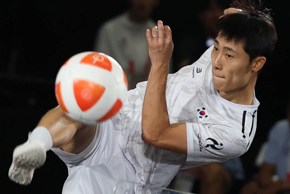 대한민국 이준석이 20일 일본 나고야 히가시 스포츠센터에서 열린 2026 아이치·나고야 아시안게임 테크볼 남자 단식 결승전에서 이라크의 알렐야위와 맞대결을 펼치고 있다 / 뉴스1