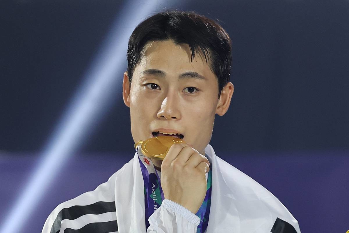 한국 테크볼 사상 첫 국제종합스포츠대회 메달리스트가 된 이준석이 20일 일본 나고야 히가시 스포츠센터에서 열린 2026 아이치·나고야 아시안게임 테크볼 남자 단식 시상식에서 금메달을 깨물고 있다 / 뉴스1