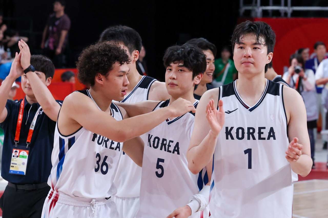 지난 18일 일본 나고야 아이치인터내셔널 아레나에서 열린 2026 아이치·나고야 아시안게임 남자농구 준결승 대한민국과 이란의 경기, 77-51로 승리를 거둔 한국 이현중, 변준형 등 선수들이 기뻐하고 있다. / 뉴스1