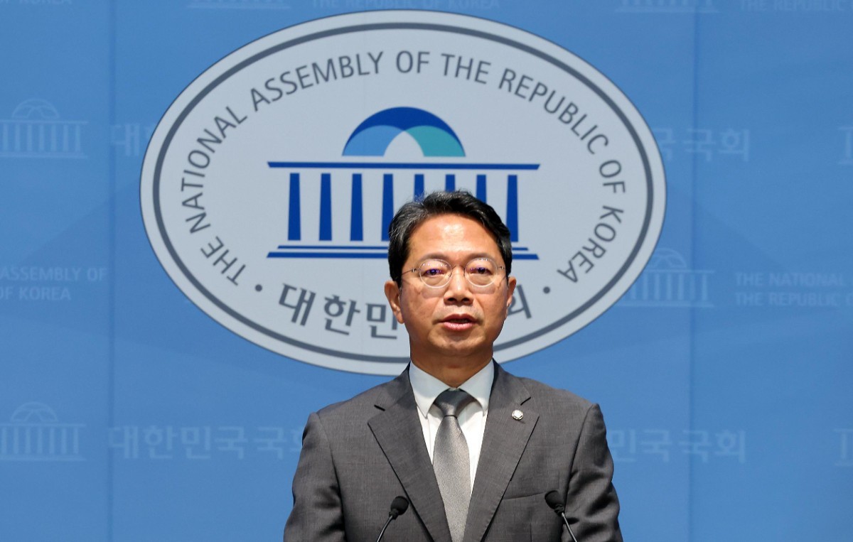 김승원 법무부 장관 후보자가 19일 서울 영등포구 여의도 국회 소통관에서 후보자직 사퇴 기자회견을 하고 있다. / 뉴스1