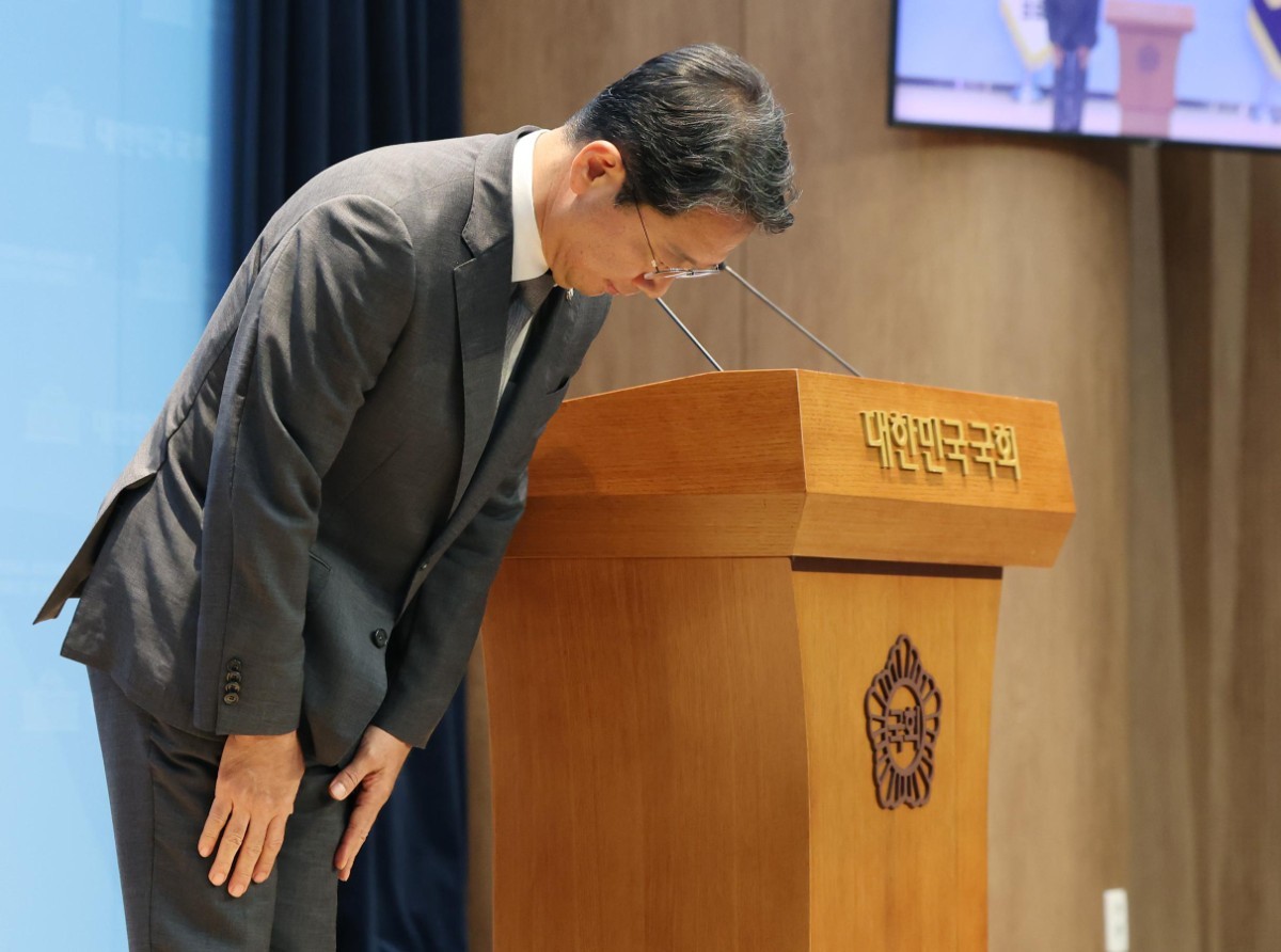 김승원 법무부 장관 후보자가 19일 서울 영등포구 여의도 국회 소통관에서 후보자직 사퇴 기자회견을 앞두고 인사하고 있다. / 뉴스1