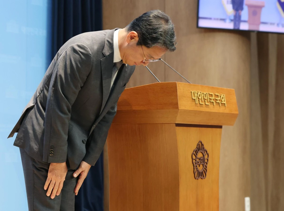 김승원 법무부 장관 후보자가 19일 서울 영등포구 여의도 국회 소통관에서 후보자직 사퇴 기자회견을 앞두고 인사하고 있다. / 뉴스1