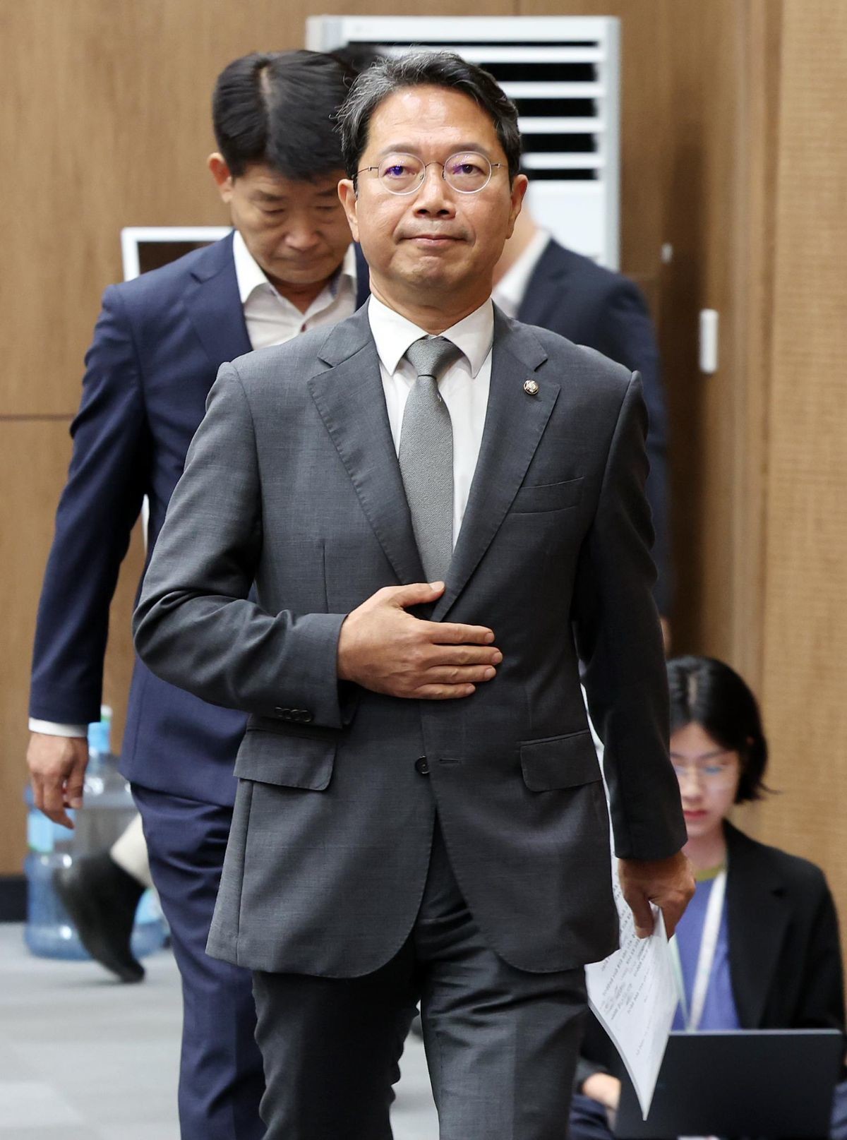 김승원 법무부 장관 후보자가 19일 후보자직 사퇴 기자회견을 하기 위해 서울 영등포구 여의도 국회 소통관으로 향하고 있다. / 뉴스1