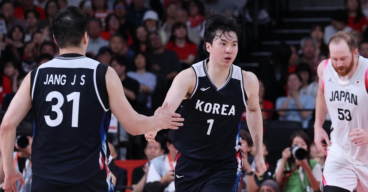 20일 일본 나고야 아이치 인터내셔널 아레나에서 열린 2026 아이치·나고야 아시안게임 남자농구 결승전 대한민국과 일본의 경기, 대한민국 이현중이 3점슛을 성공시킨 후 장재석과 하이파이브를 하고 있다. / 뉴스1