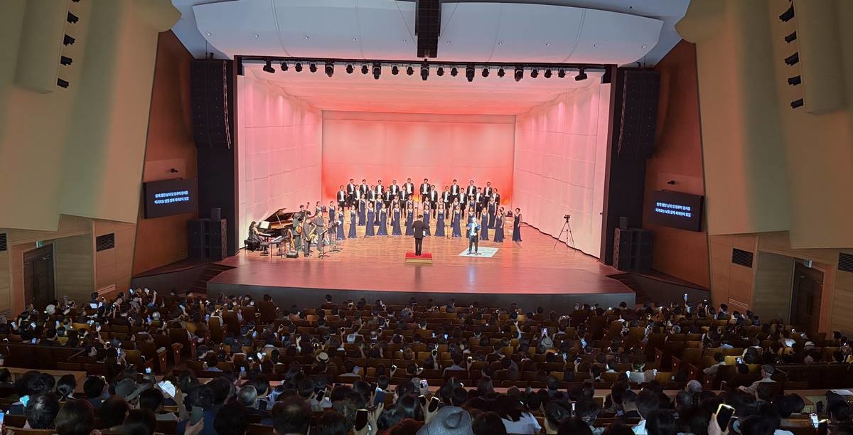 포항시립합창단이 지난 9월 17일 포항문화예술회관 대공연장에서 개최한 제126회 정기연주회 ‘늦여름 밤의 플레이리스트’가 전석 매진을 기록하며 성료했다/이하 합창단 제공