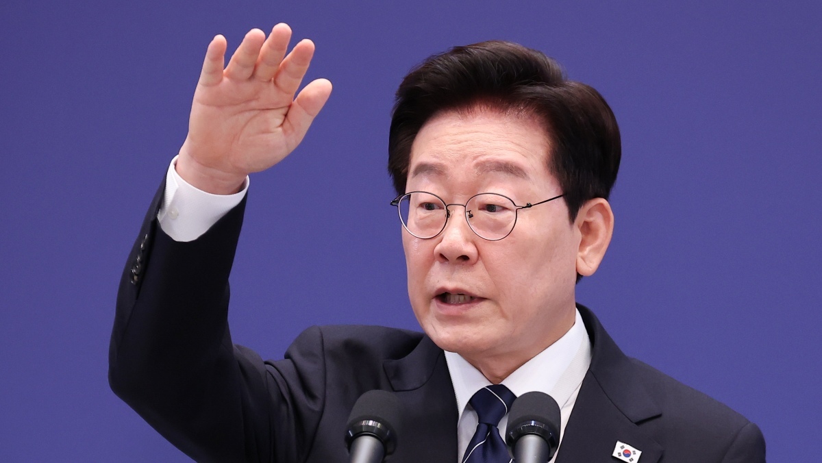 기자회견 직후 오른 이 대통령 지지율…10주 만에 하락세 멈췄다