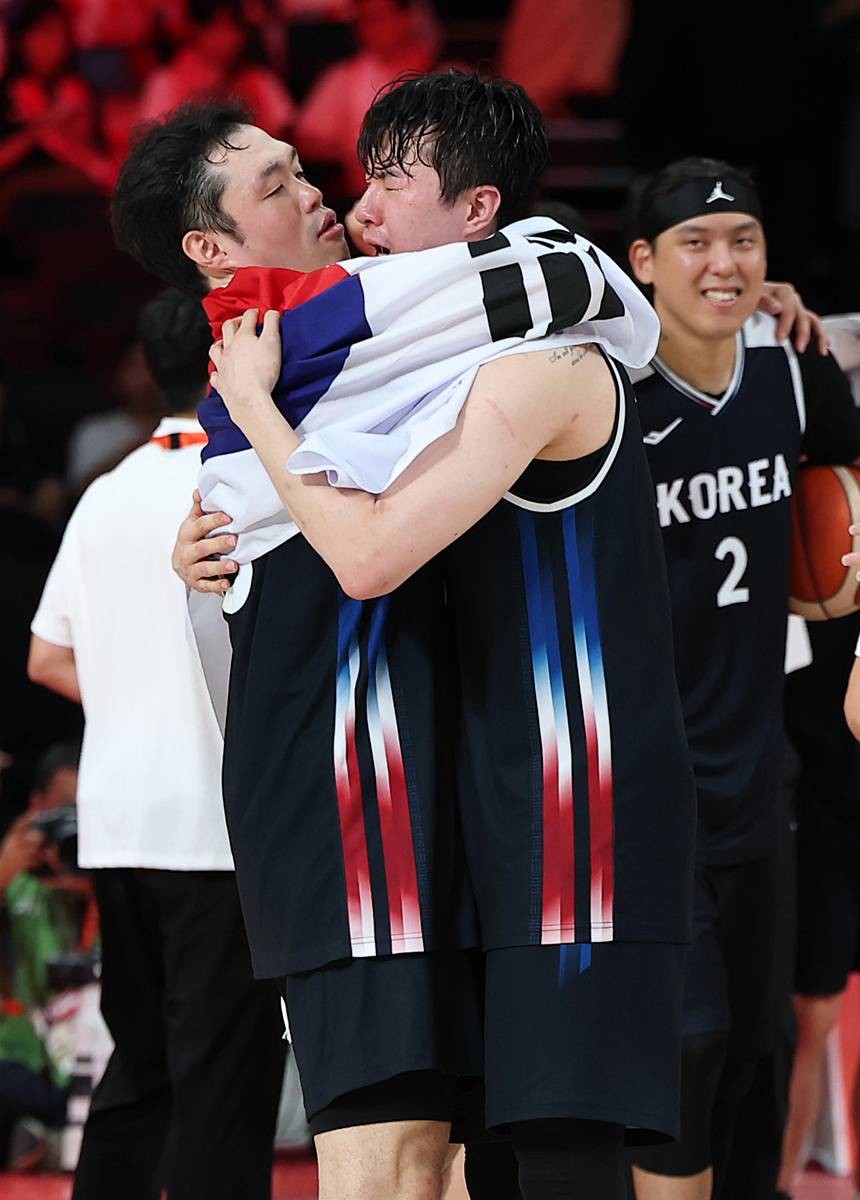 전날 일본 나고야 아이치 인터내셔널 아레나에서 열린 2026 아이치·나고야 아시안게임 남자농구 결승전 대한민국과 일본의 경기, 12년 만에 금메달을 획득한 대한민국 이현중이 눈물을 흘리고 있다 / 뉴스1