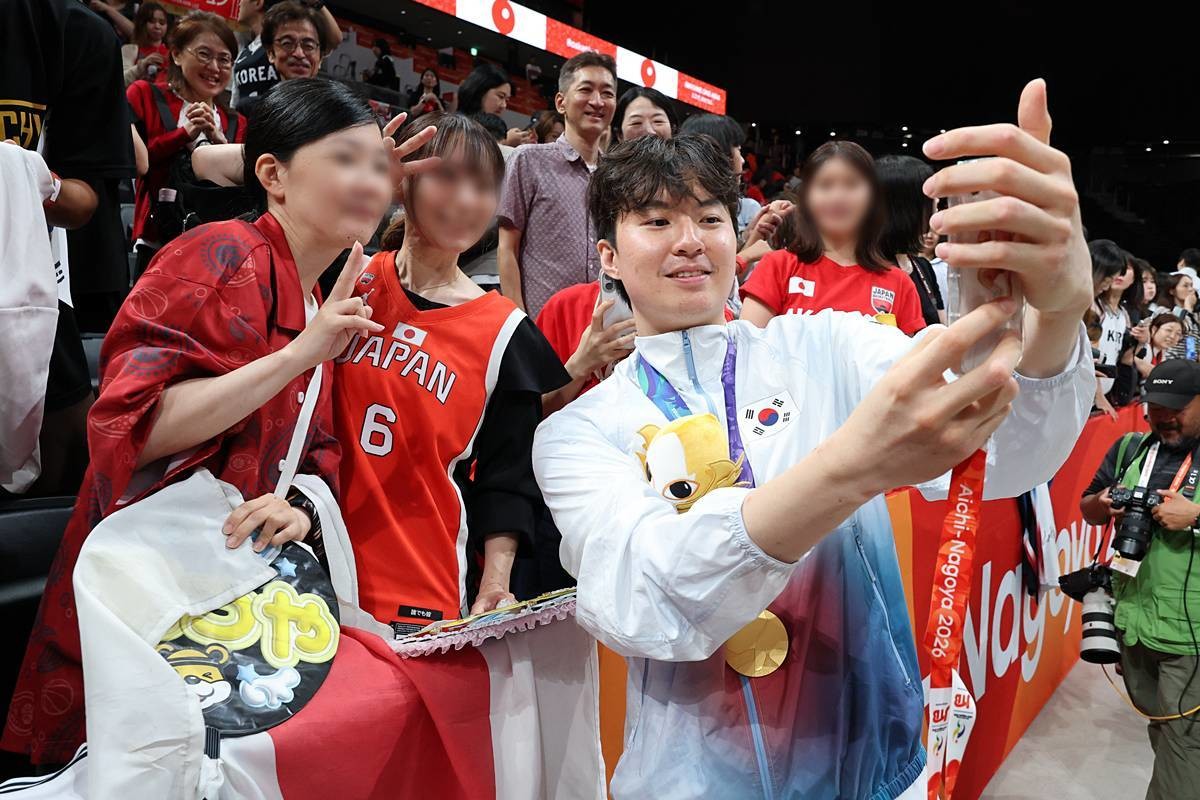 전날 일본 나고야 아이치 인터내셔널 아레나에서 열린 2026 아이치·나고야 아시안게임 남자농구 결승전 대한민국과 일본의 경기, 금메달을 목에 건 한국 이현중이 일본 현지 팬들과 셀카를 찍고 있다 / 뉴스1