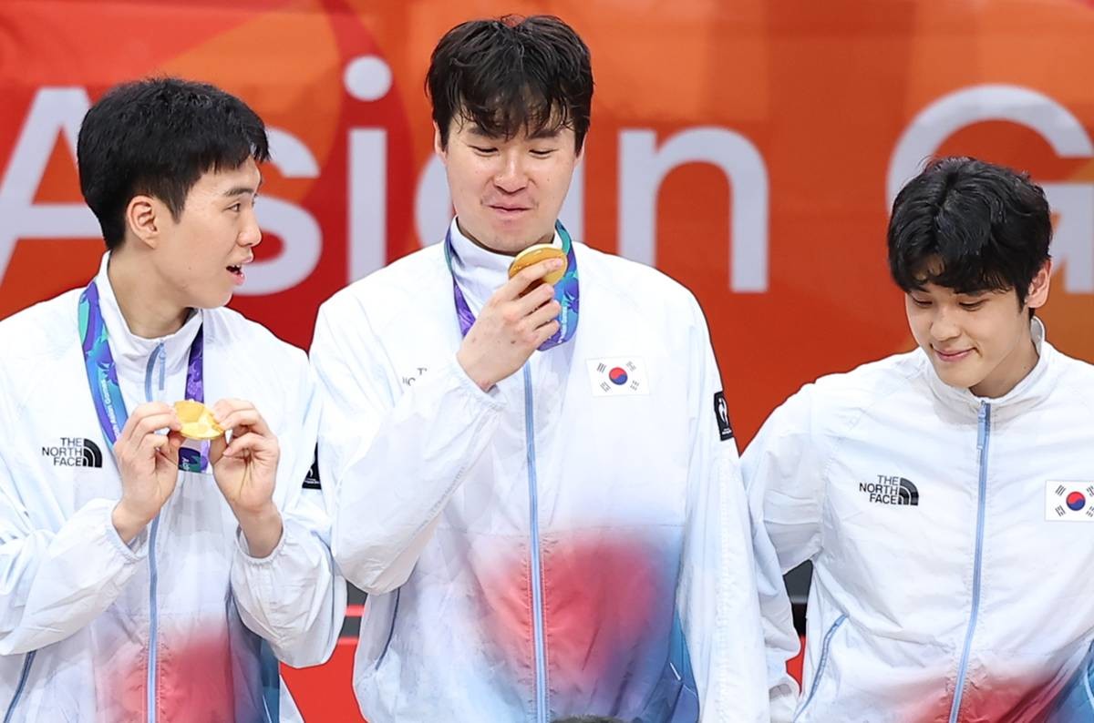 전날 일본 나고야 아이치 인터내셔널 아레나에서 열린 2026 아이치·나고야 아시안게임 남자농구 결승전 시상식에서 12년 만에 금메달을 획득한 대한민국 이우석과 이현중이 메달을 바라보며 미소짓고 있다 / 뉴스1