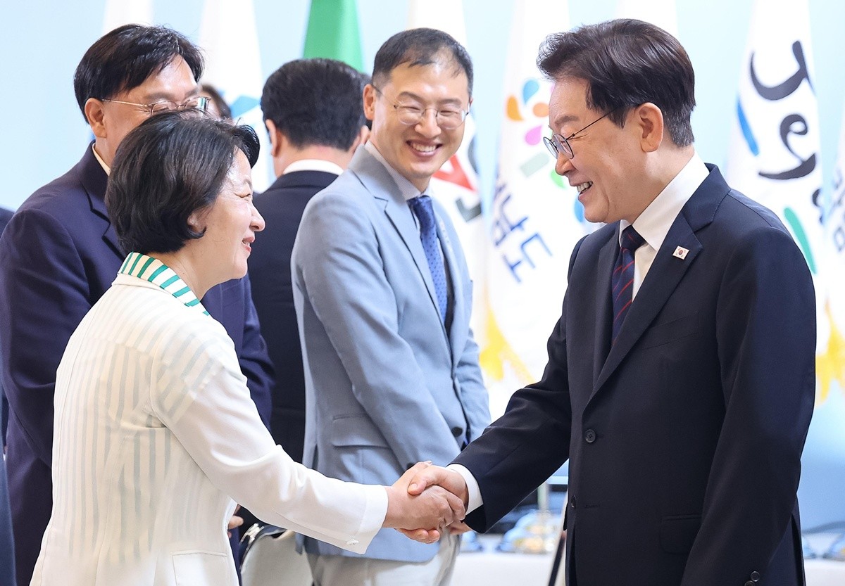 이재명 대통령(오른쪽)과 추미애 경기도지사가 지난달 26일 청와대에서 열린 제10회 중앙지방협력회의에서 인사를 나누고 있다. / 뉴스1