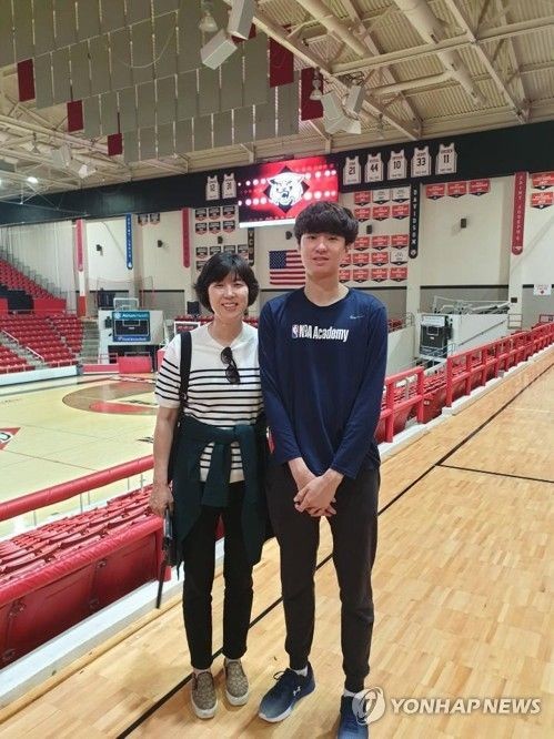 어린 시절 이현중과 모친 성정아 이사 / 연합뉴스 자료사진