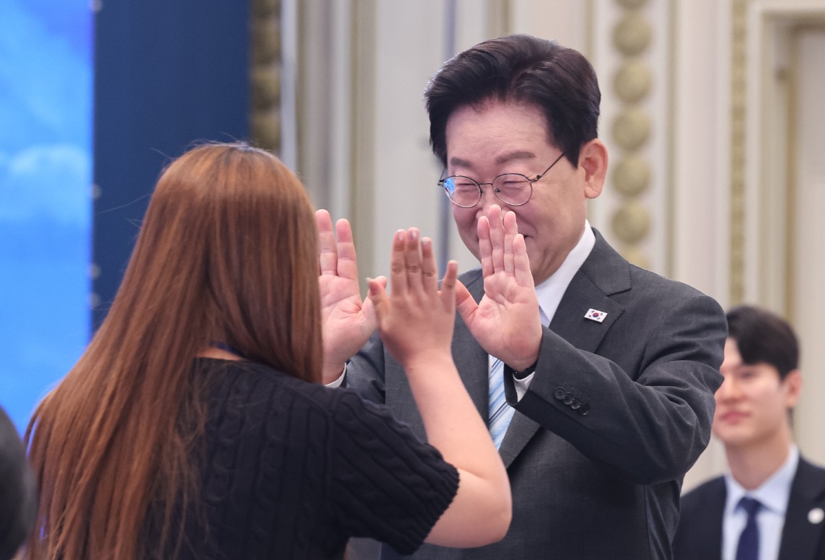 청년들과 인사 나누는 이재명 대통령 / 뉴스1