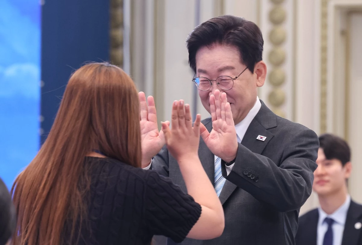 청년들과 인사 나누는 이재명 대통령 / 뉴스1