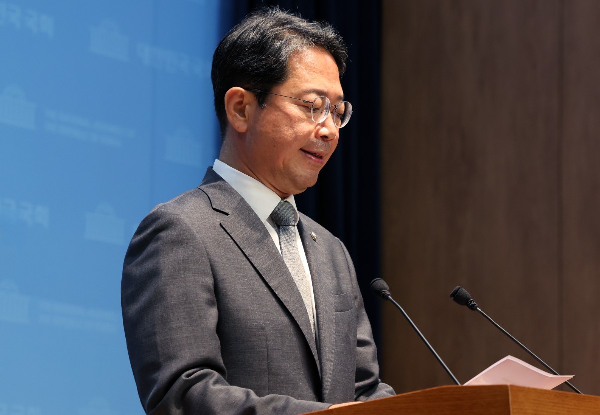 김승원 법무부 장관 후보자가 지난 19일 서울 영등포구 여의도 국회 소통관에서 후보자직 사퇴 기자회견을 하고 있는 모습 / 뉴스1