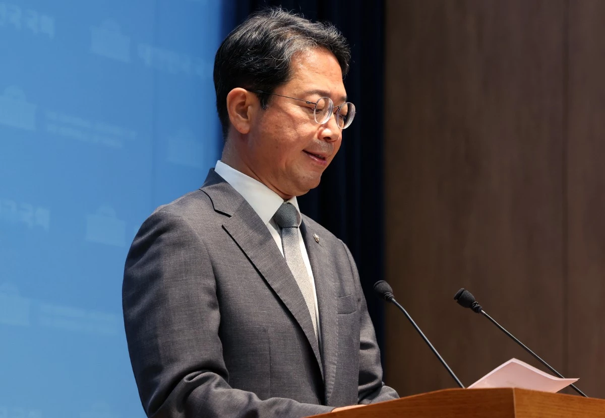 김승원 법무부 장관 후보자가 지난 19일 서울 영등포구 여의도 국회 소통관에서 후보자직 사퇴 기자회견을 하고 있는 모습 / 뉴스1