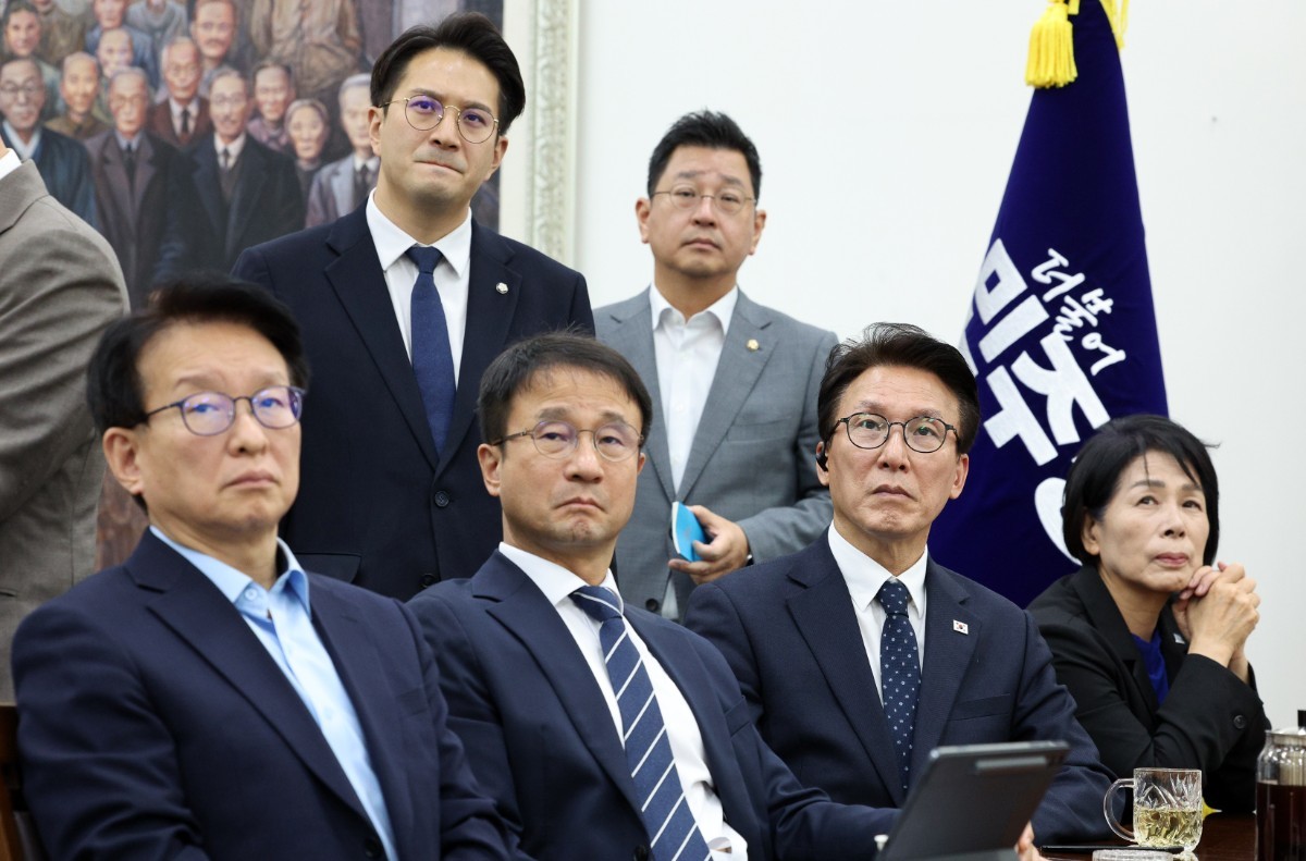 김민석 더불어민주당 대표와 한병도 원내대표를 비롯한 지도부가 지난 18일 서울 여의도 국회에서 이재명 대통령 기자회견을 시청하고 있다. / 뉴스1