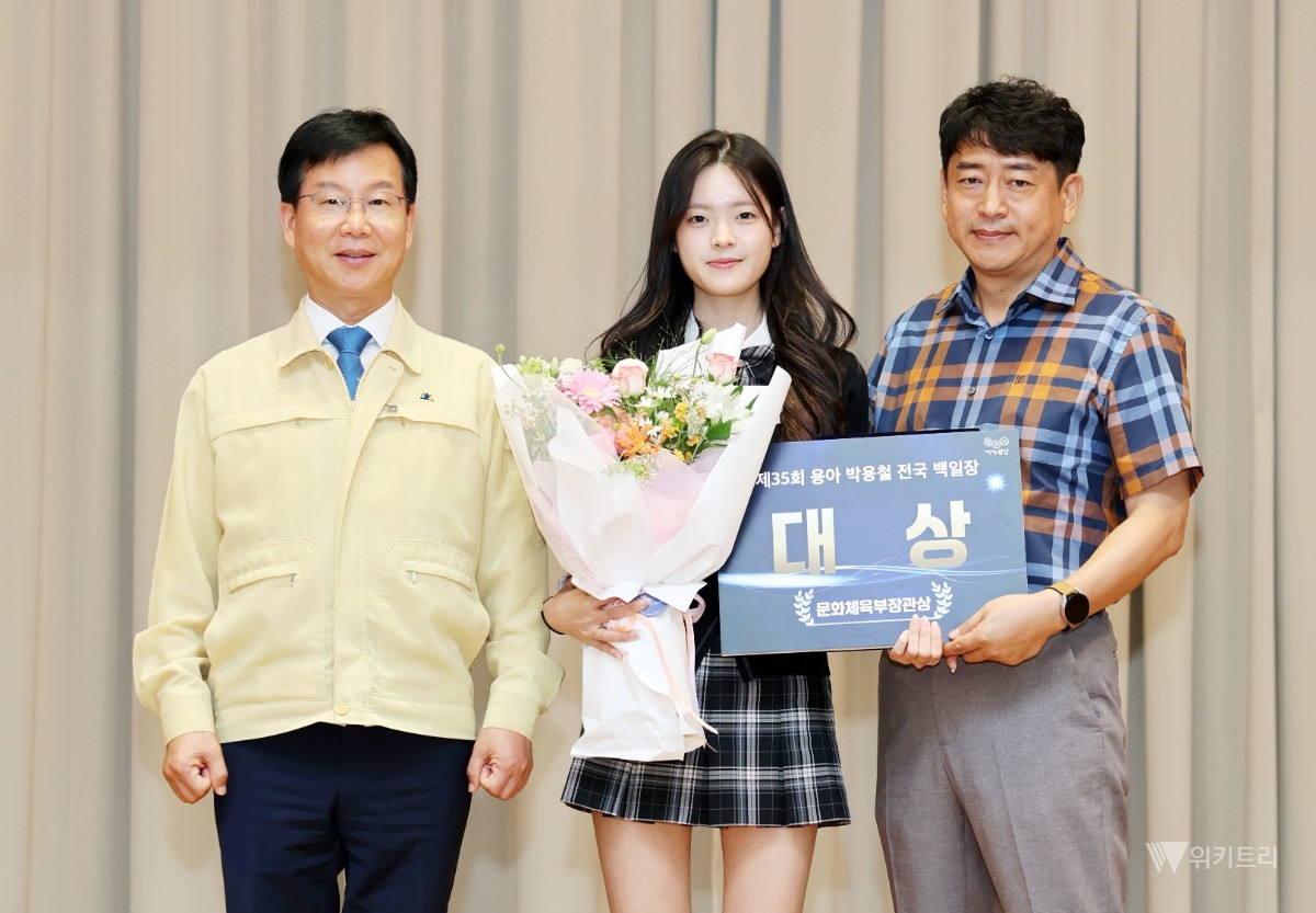 김하원 학생(가운데)이 제35회 용아 박용철 전국 백일장에서 산문 작품 ‘신은 내 심장을 완성하지 않았다’로 대상을 차지했다. / 광주시 광산구