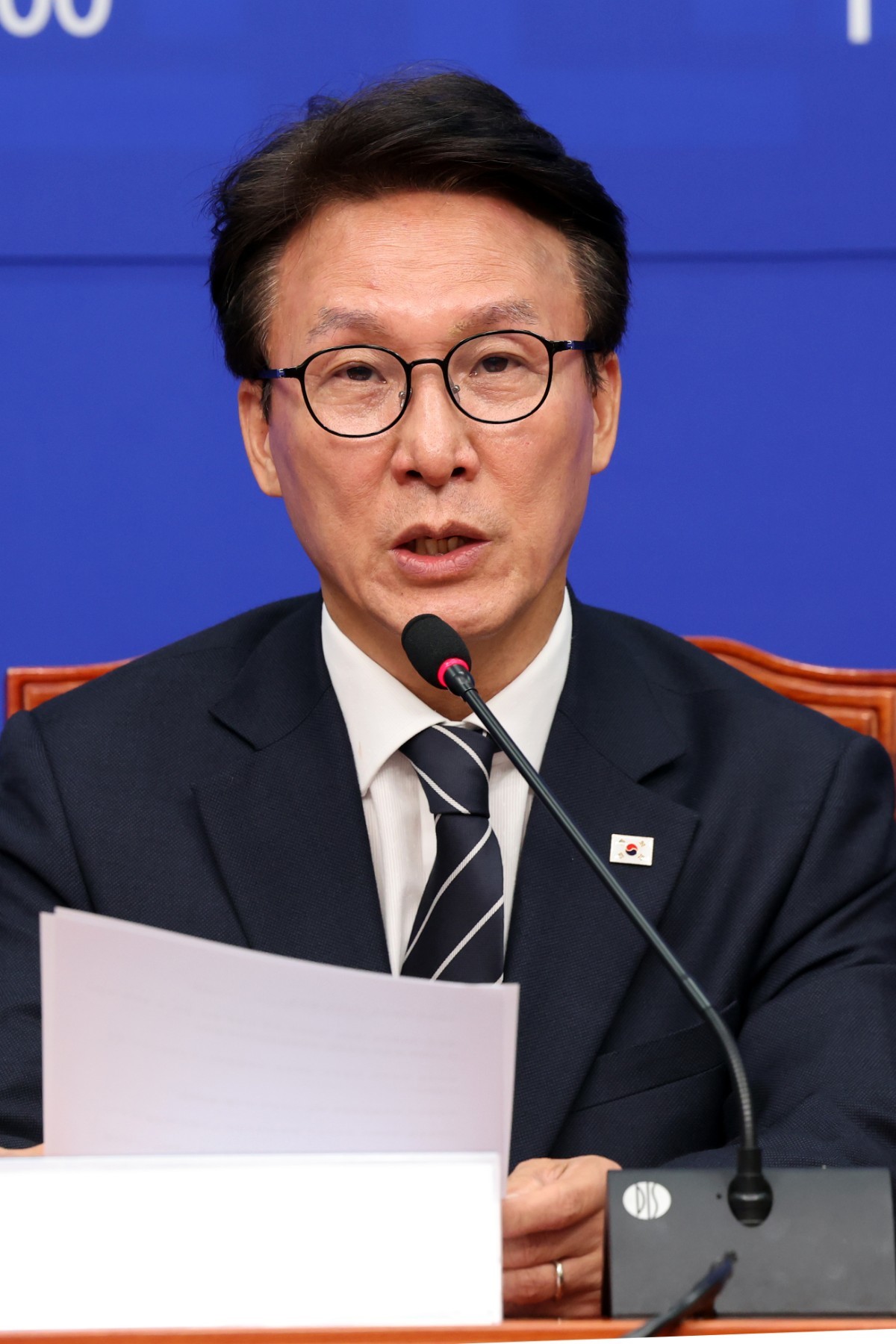 김민석 더불어민주당 대표가 지난 20일 오전 서울 여의도 국회에서 열린 개헌추진단 출범 기자 간담회에서 축사를 하고 있다. / 뉴스1