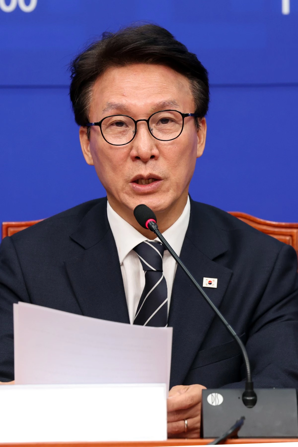 김민석 더불어민주당 대표가 지난 20일 오전 서울 여의도 국회에서 열린 개헌추진단 출범 기자 간담회에서 축사를 하고 있다. / 뉴스1