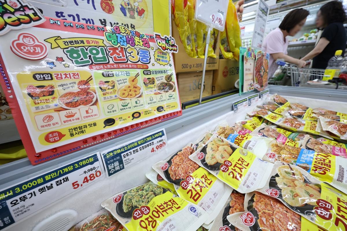 추석 연휴를 앞두고 가정간편식(HMR)과 대용량 생필품 수요가 늘어난 20일 서울의 한 대형마트에 간편식 행사 상품이 진열되어 있다. / 연합뉴스