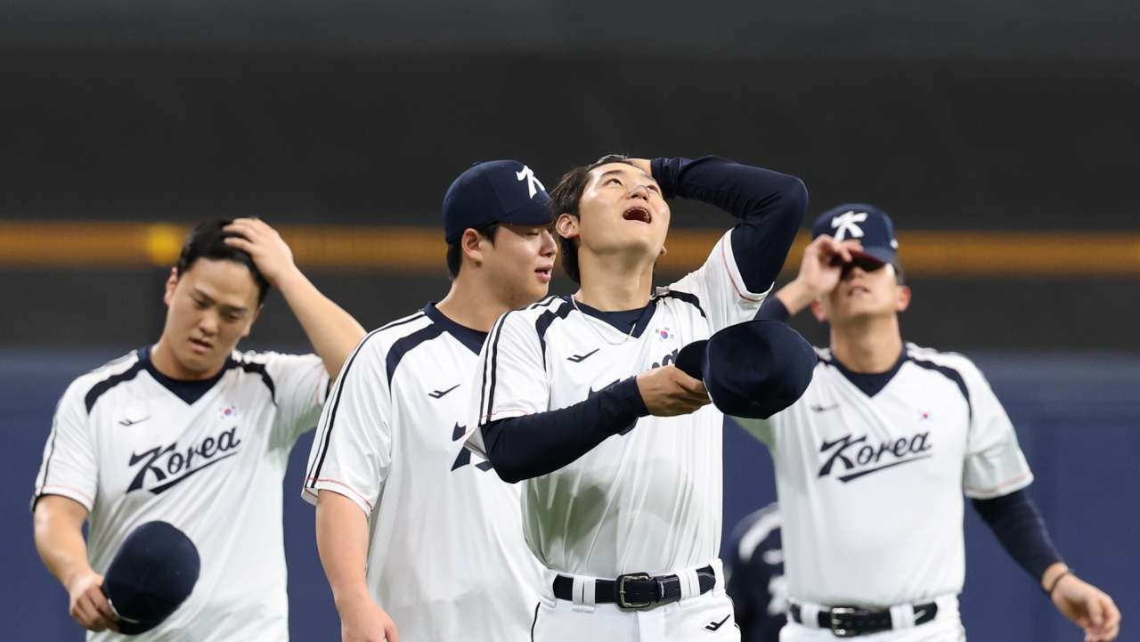 2026 아시안게임에 출전하는 한국 야구 대표팀 김도영 등 선수들이 지난 15일 고척스카이돔에서 열린 공식 훈련에서 몸을 풀고 있다. / 연합뉴스