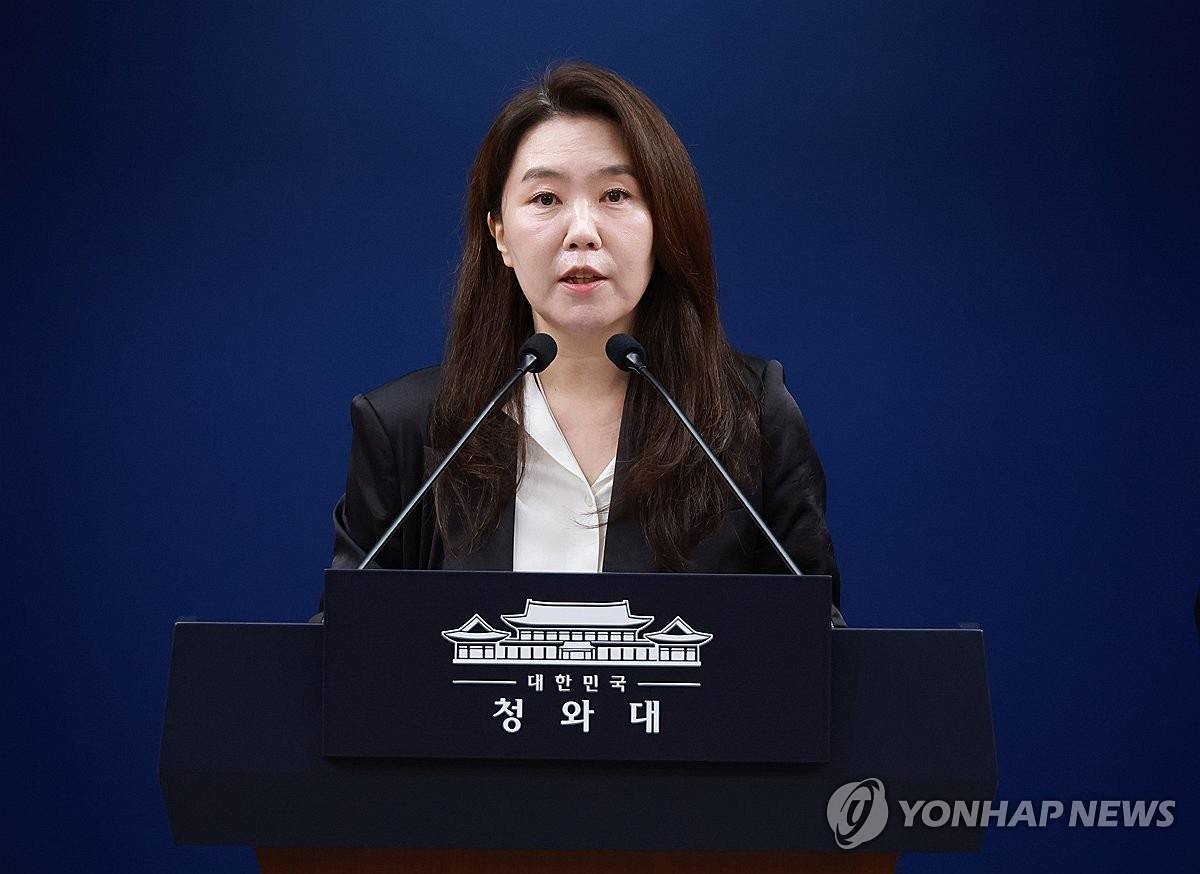 강유정 수석대변인이 지난 1일 청와대 기자회견장에서 김용범 정책실장 사퇴 관련 브리핑을 하고 있다 / 연합뉴스