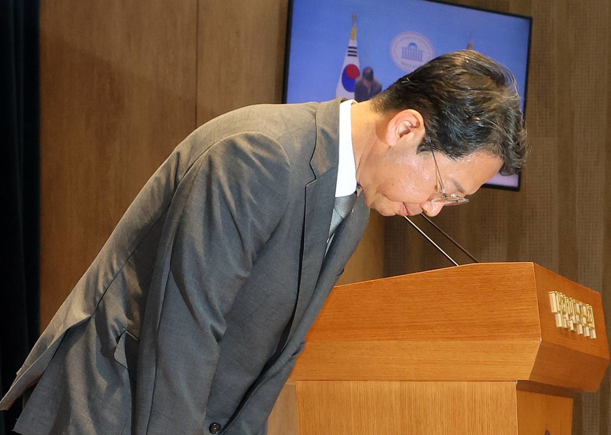 김승원 법무부 장관 후보자가 지난 19일 서울 영등포구 여의도 국회 소통관에서 후보자직 사퇴 기자회견을 마친 뒤 고개 숙여 인사하고 있다 / 뉴스1