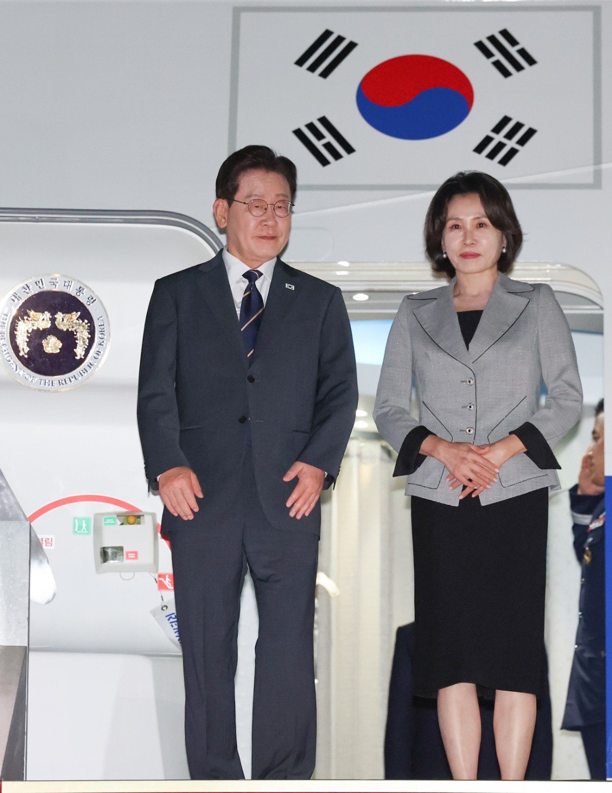 북대서양조약기구(NATO·나토) 정상회의 참석과 몽골 국빈 방문 일정을 마치고 귀국한 이재명 대통령과 김혜경 여사가 지난 7월 11일 성남 서울공항에 도착한 공군 1호기에서 환영객에게 인사하고 있다. / 뉴스1
