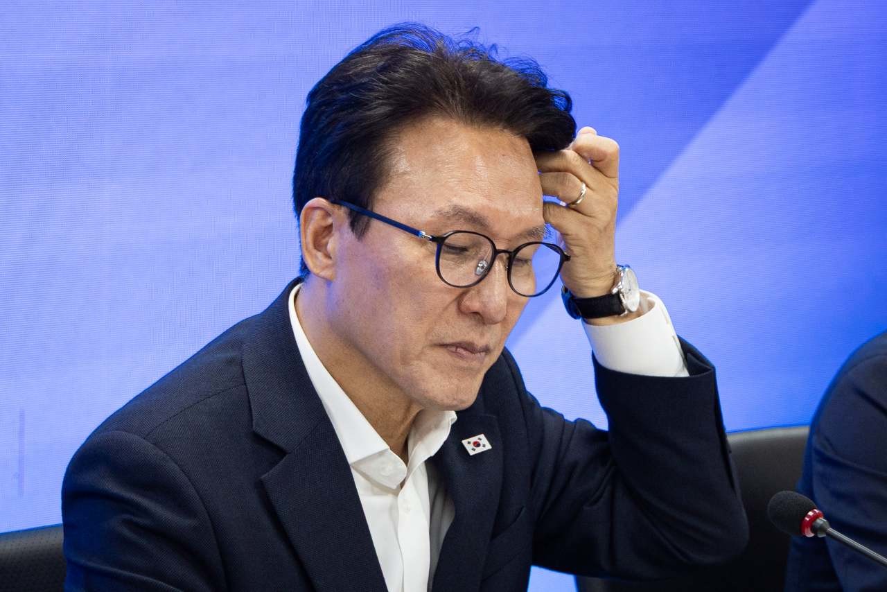 김민석 더불어민주당 대표가 지난 15일 서울 여의도 중앙당사에서 열린 제1차 시·도당위원장연석회의에서 머리카락을 쓸어 넘기고 있다. / 뉴스1