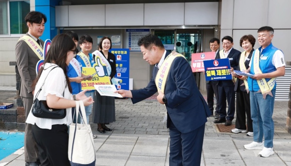 화순군은 지난 18일 화순군공무원노동조합과 함께 군청 출근길에서 ‘추석 명절 청렴 캠페인’을 열고, 공직자들에게 금품과 선물 등을 주고받지 않는 청렴한 명절문화 조성에 동참해 줄 것을 당부했다. / 화순군