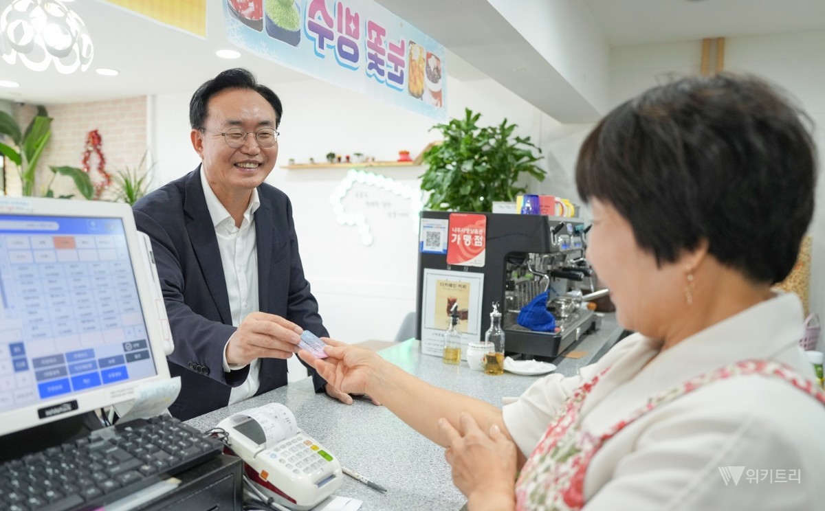 윤병태 시장(왼쪽)이 민생회복지원금(선불카드)으로 결제를 진행하고 있다. / 나주시