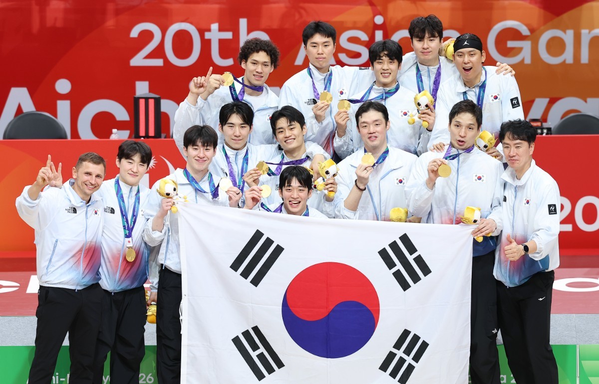 지난 20일 일본 나고야 아이치 인터내셔널 아레나에서 열린 2026 아이치·나고야 아시안게임 남자농구 결승전 시상식에서 12년 만에 금메달을 획득한 대한민국 선수들이 기념촬영을 하고 있다. / 뉴스1