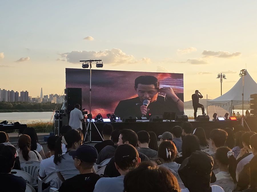 남양주시 홍보대사 가오가이가 19일 삼페한강시민공원에서 열린 ‘유플페’에서 축하공연을 하고 있다