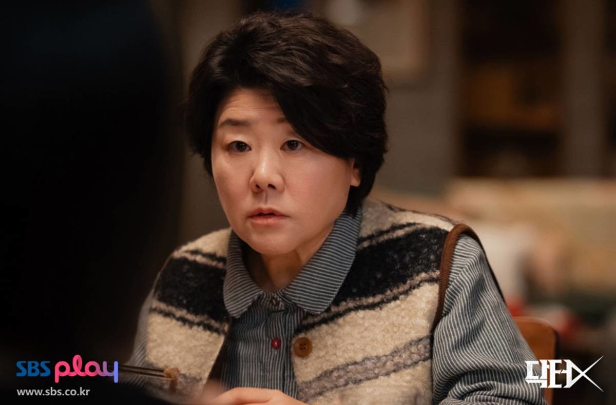 베테랑 의사 용역 소개소 소장 장희숙 역 이정은 / SBS