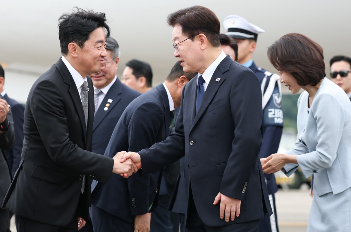프랑스 국빈 방문 일정을 마치고 귀국한 이재명 대통령이 지난 10일 성남 서울공항에서 환영나온 강훈식 대통령비서실장과 인사하고 있다. / 뉴스1