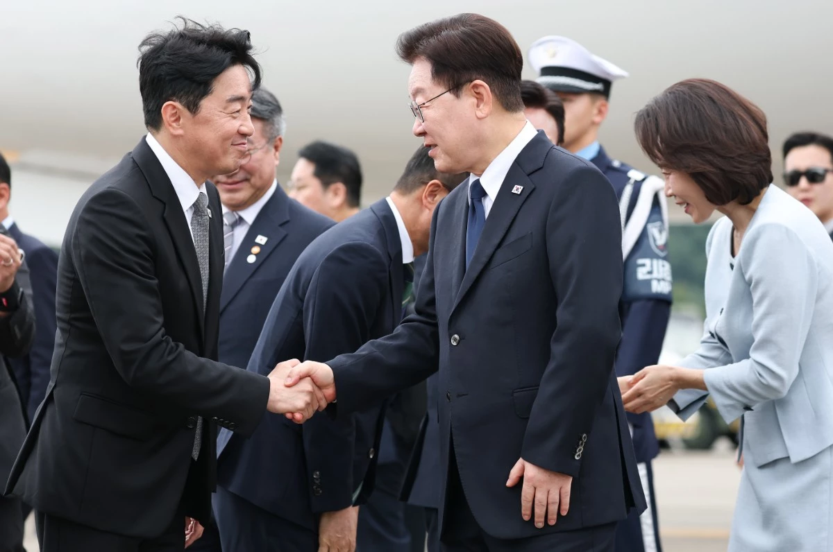 프랑스 국빈 방문 일정을 마치고 귀국한 이재명 대통령이 지난 10일 성남 서울공항에서 환영나온 강훈식 대통령비서실장과 인사하고 있다. / 뉴스1