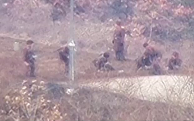북한군 전선지역에서 지뢰매설하는 모습. 2024년 6월 합참이 제공한 사진. / 뉴스1