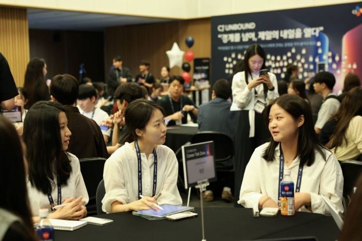 지난 18일 서울 중구 CJ인재원에서 열린 CJ제일제당 신입사원 채용 통합 컨퍼런스 ‘CJ UNBOUND’의 '커리어 톡(Career Talk)' 세션에서 취업준비생들이 직무별 현직자와 함께 업무와 커리어에 대한 이야기를 나누고 있다 / CJ제일제당 제공