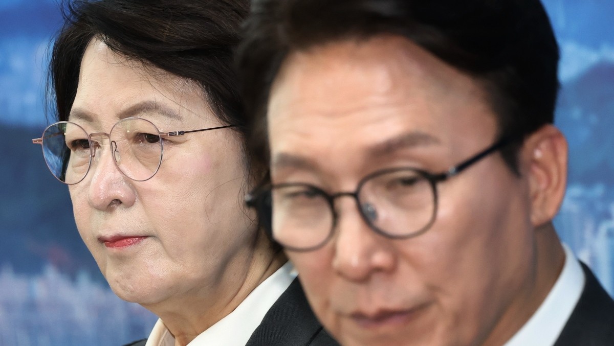 김민석 더불어민주당 대표와 추미애 경기도지사가 21일 오전 경기 의정부시 경기도청 북부청사에서 열린 경기 최고위원회의에서 나란히 생각에 잠겨 있는 모습 / 뉴스1