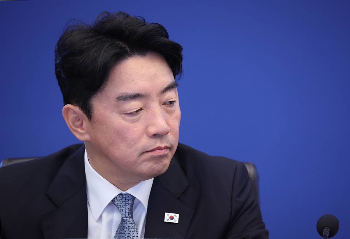 사의를 표명한 강훈식 비서실장이 21일 청와대에서 열린 수석보좌관회의에 참석해 있다 / 뉴스1