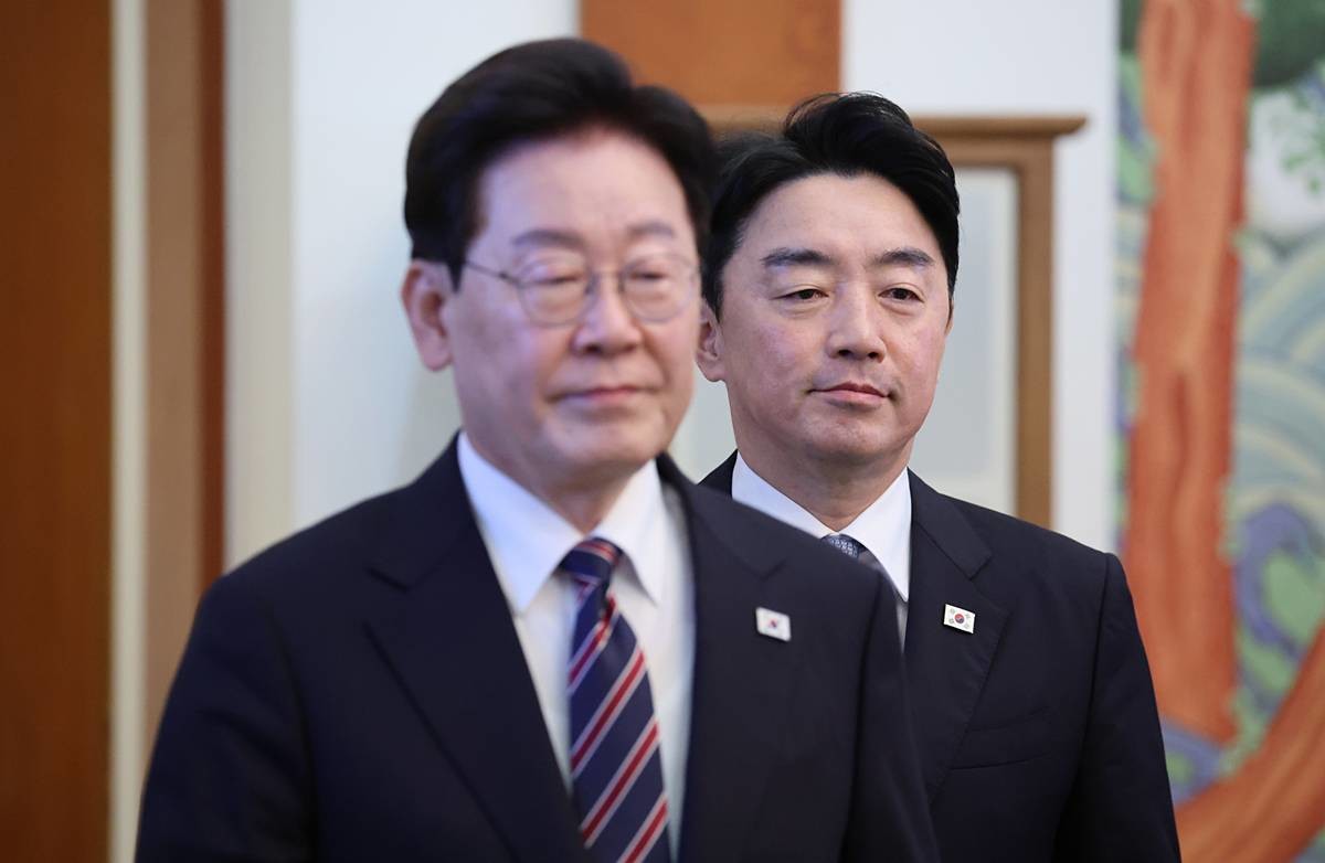 강훈식 비서실장이 21일 청와대에서 열린 수석보좌관회의에 참석하고 있다. 이날 강 비서실장은 사의를 표명했다. 2기 개각 장관 2명이 낙마하는 등 인사 책임론이 분출하자 본인의 거취를 결단한 것으로 풀이된다 / 뉴스1