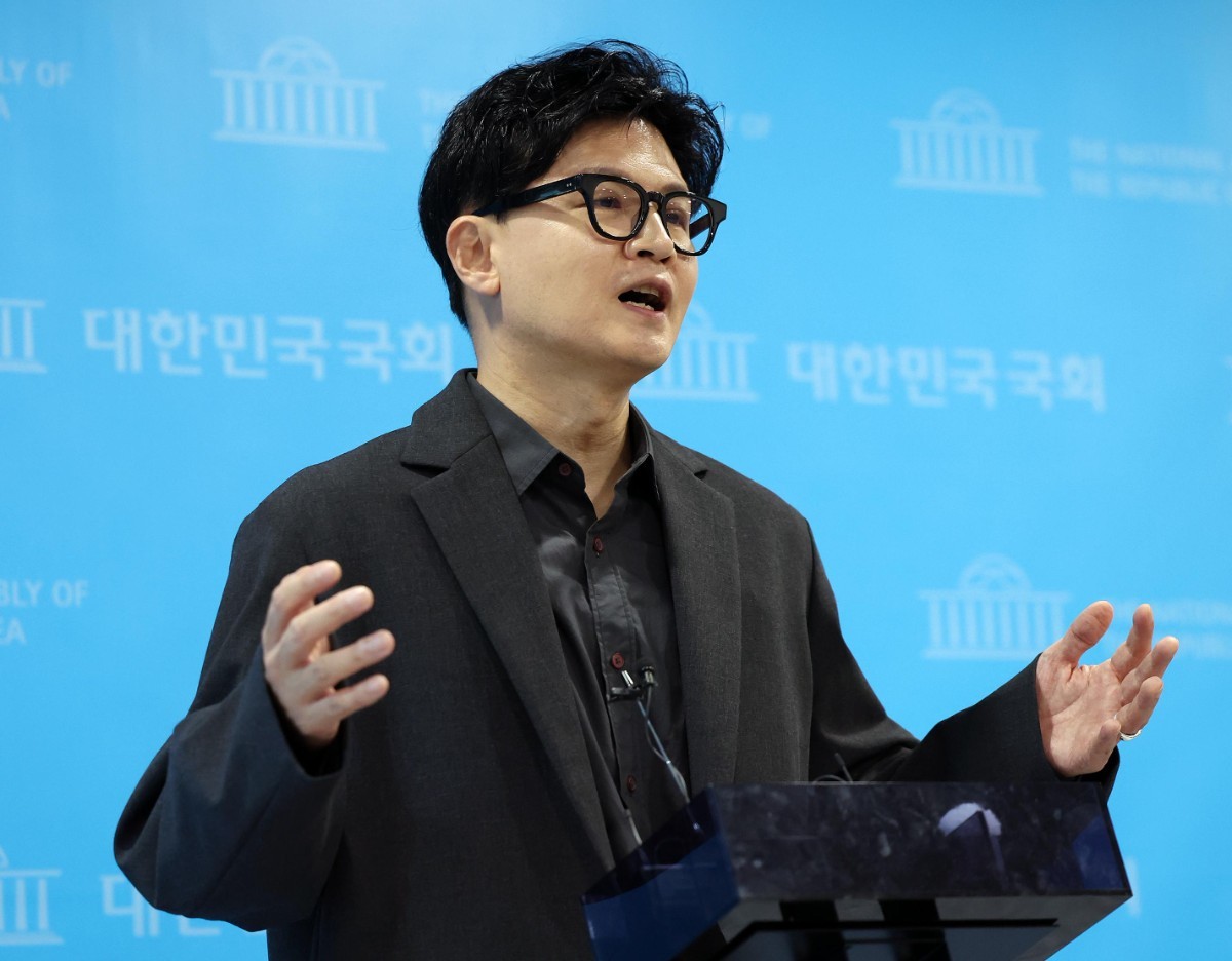 한동훈 무소속 의원이 19일 서울 영등포구 여의도 국회 소통관에서 기자회견을 마친 뒤 취재진 질문에 답변하고 있다. / 뉴스1