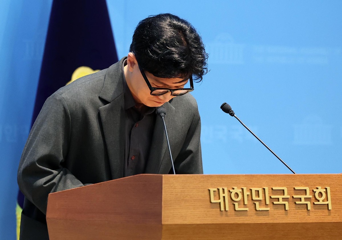한동훈 무소속 의원이 19일 서울 영등포구 여의도 국회 소통관에서 기자회견을 마친 뒤 고개 숙여 인사하고 있다. / 뉴스1