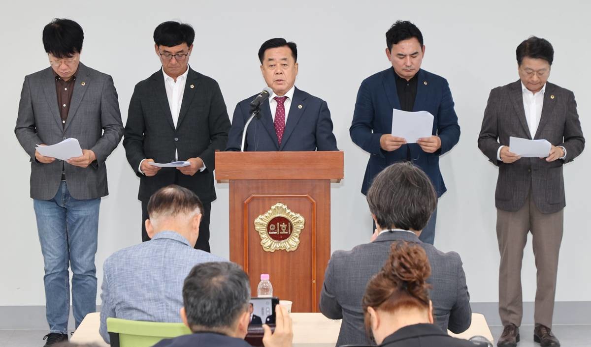 김희수 경북도의회 의장 성명서 발표 모습/경북도의회