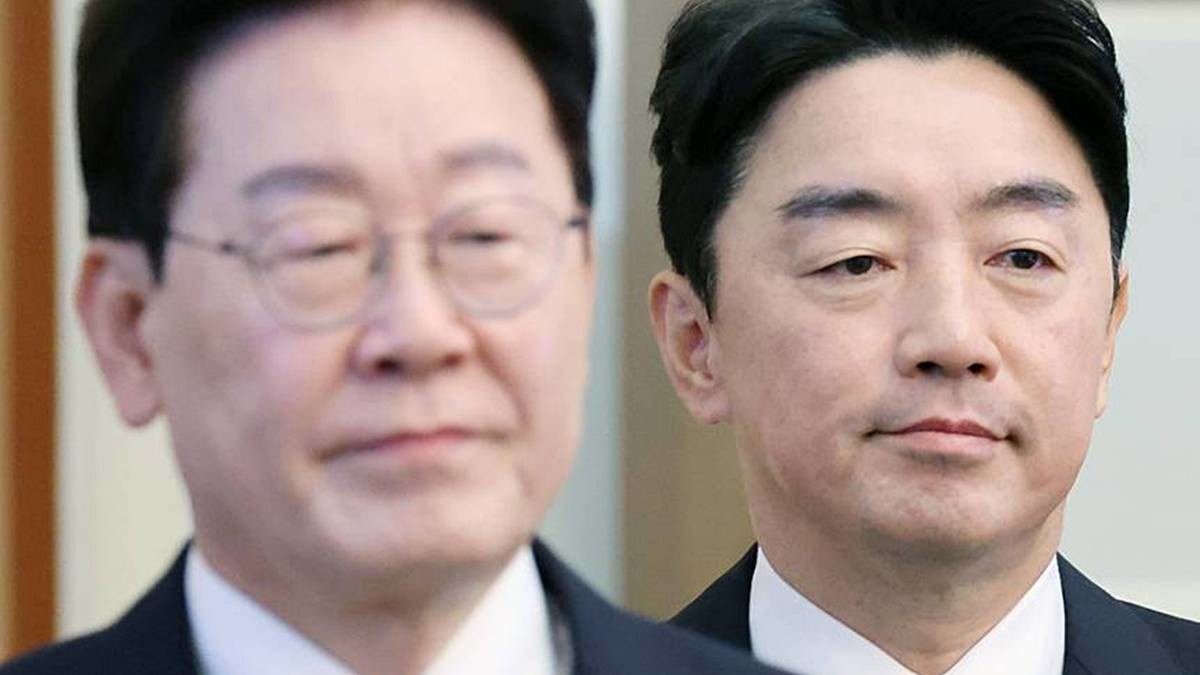 이재명 대통령과 강훈식 비서실장이 21일 청와대에서 열린 수석보좌관회의에 참석하고 있다. 이날 강 비서실장은 사의를 표명했다. 2기 개각 장관 2명이 낙마하는 등 인사 책임론이 분출하자 본인의 거취를 결단한 것으로 풀이된다 / 뉴스1