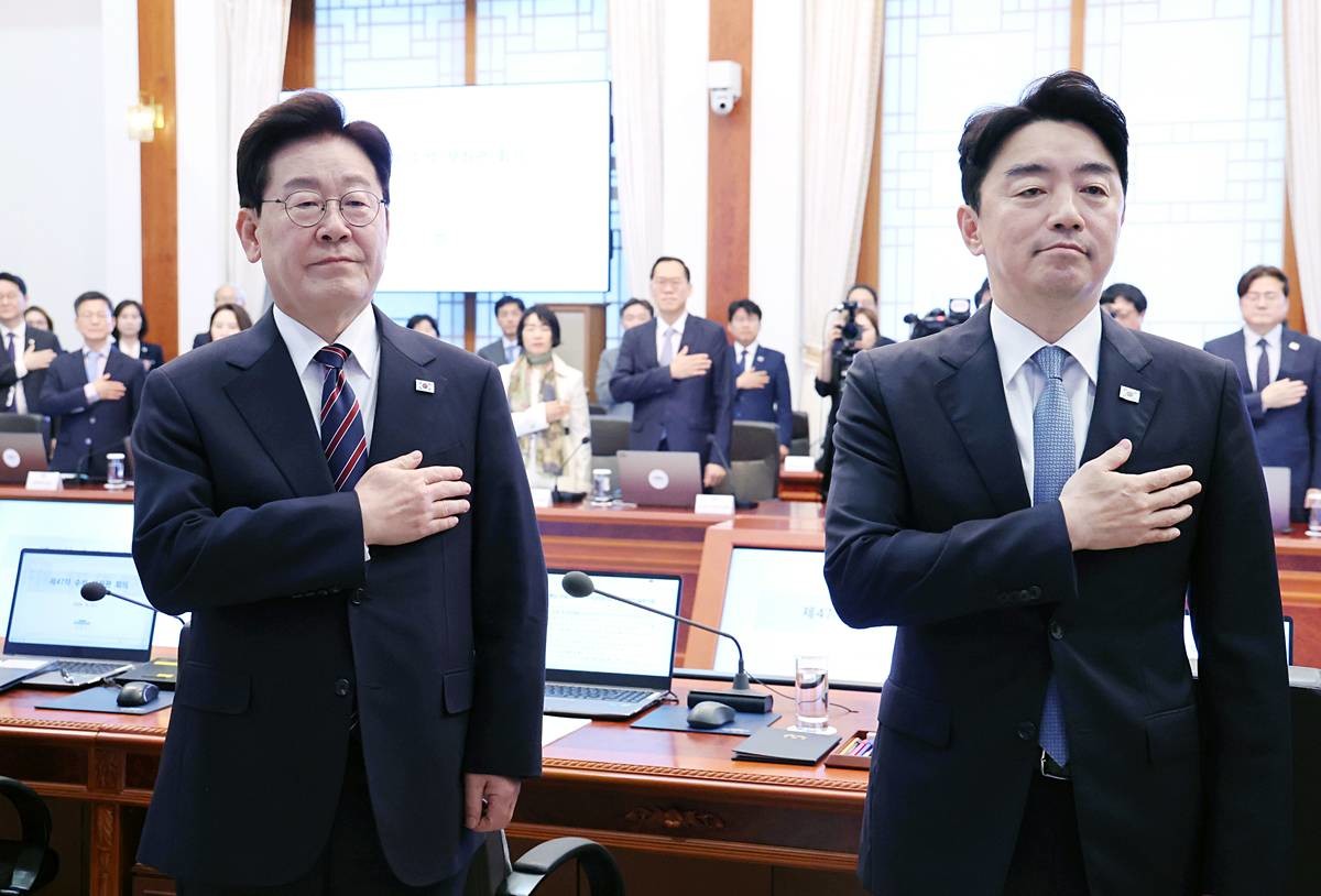 이재명 대통령이 21일 청와대에서 열린 수석보좌관회의에서 국민의례를 하고 있다. 오른쪽은 이날 사의를 표명한 강훈식 비서실장 / 뉴스1